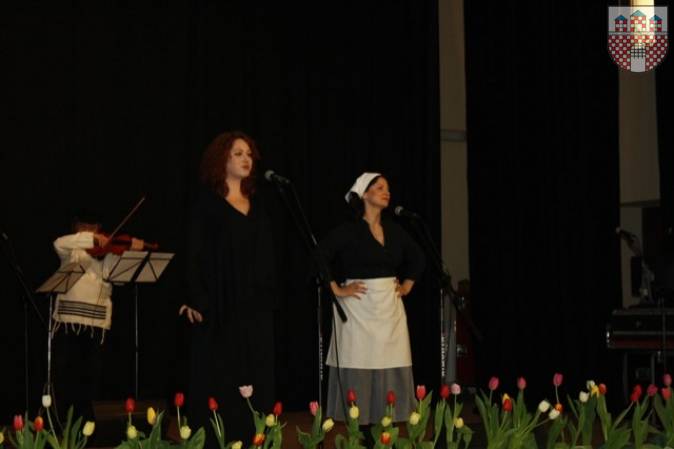 : Anna Gajdamowicz oraz Urszula Anna Zdanowicz zaprezentowały piosenki z Dwudziestolecie Międzywojennego. 